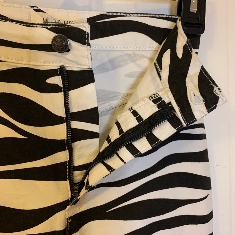 Free People Belle Printed Skinny Pants 🖤🤍 - Picture 6 of 12